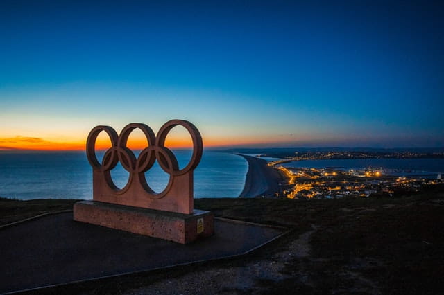 Signe des Jeux Olympique devant la mer.
